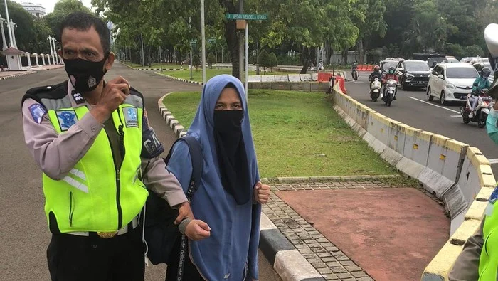 Identitas Belum Diketahui. Polisi Ungkap Kronologis Penangkapan Oknum Wanita Bercadar Bawa Pistol Terobos Istana Negara