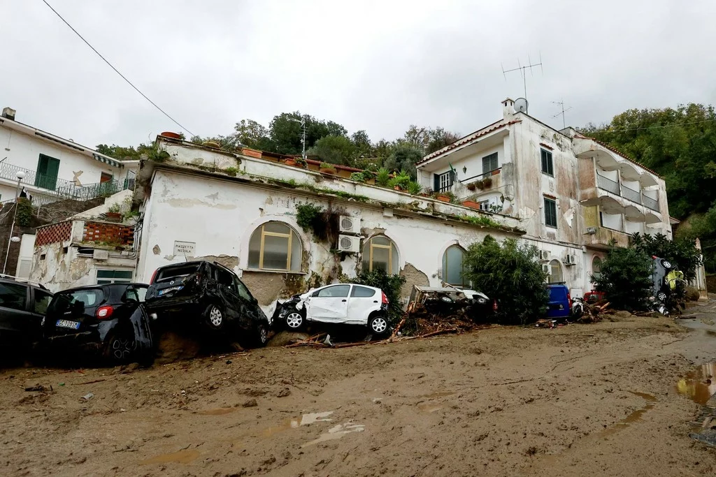 Longsor Sapu Bersih Pemukiman di Pulau Ischia Italia