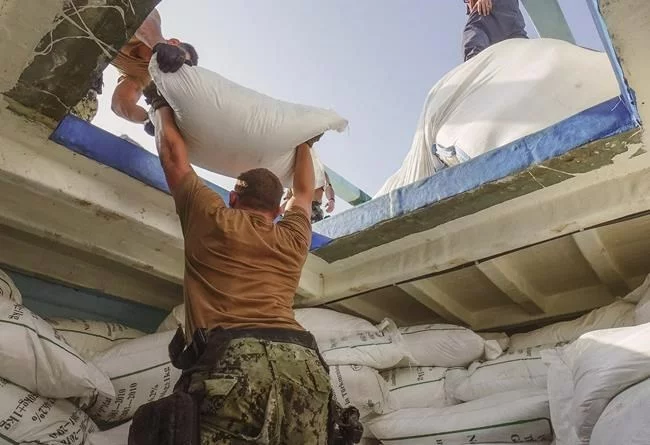 Angkatan Laut AS Temukan 70 Ton Komponen Bahan Bakar Rudal Tersembunyi di Kantong Pupuk dari Iran