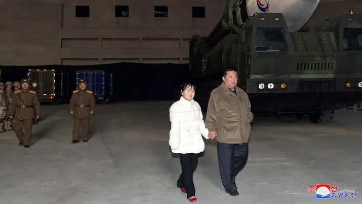 Kim Jong-un Ajak Putrinya Tinjau Uji Coba Rudal ICBM Korea Utara yang Bisa Jangkau Wilayah AS