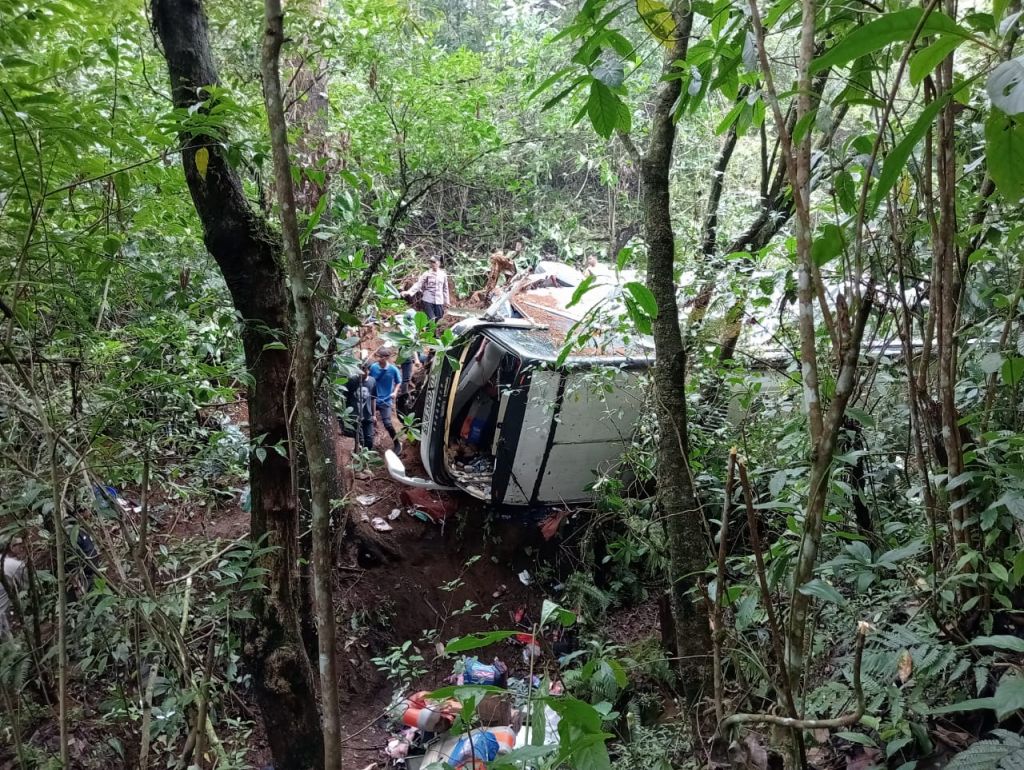 Bus Rombongan Wisata Masuk Jurang 31 Meter di Sarangan, 7 Meninggal Dunia