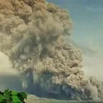 Semeru Alami Erupsi Berpotensi Awan Panas dan Aliran Lahar hingga Jarak 17 km dari Puncak