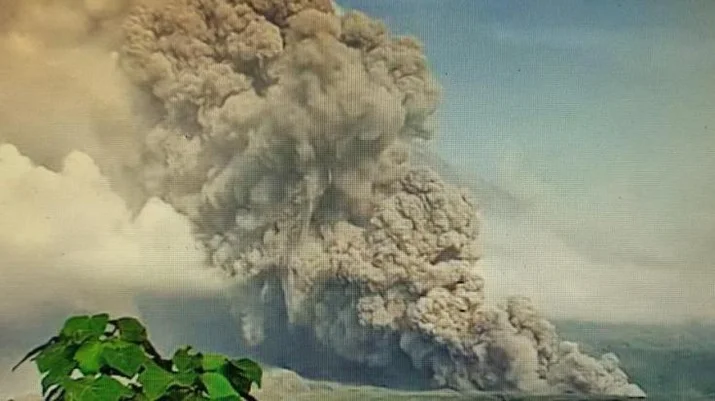 Semeru Alami Erupsi Berpotensi Awan Panas dan Aliran Lahar hingga Jarak 17 km dari Puncak