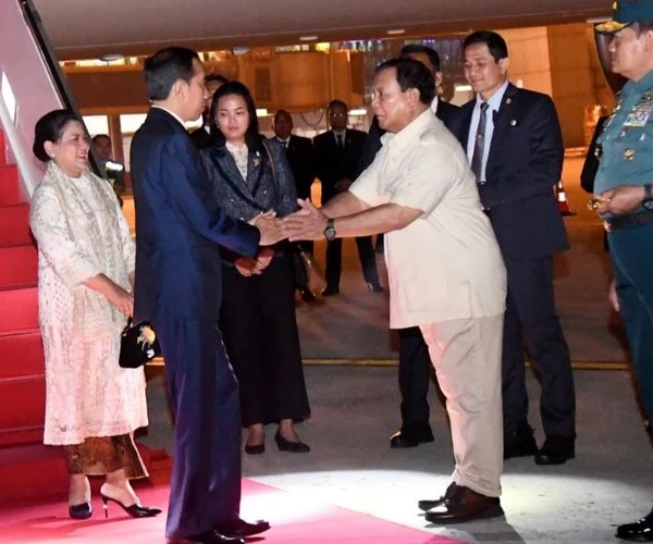 Presiden Joko Widodo dan Ibu Iriana Joko Widodo disambut oleh Menhan Prabowo Subianto, Panglima TNI Laksamana Yudo Margono dan Kapolri Jenderal Listyo Sigit Prabowo saat tiba di Bandara Soekarno-Hatta, Tangerang, Banten, pada Sabtu (21/10/2023) dinihari. (Dok. Sekretariat Presiden )