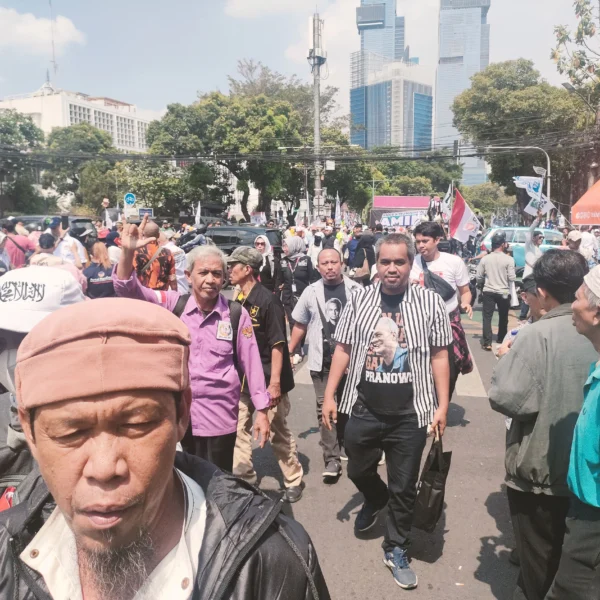 Serukan Pemilu Damai, Relawan Ganjar Pranowo Ketemu Tatap Muka Massa Anies-Cak Imin di KPU