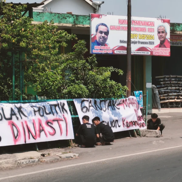 Kaesang ke Cirebon, Relawan Ganjar Pranowo Pasang Spanduk Tolak Politik Dinasti, Heru Subagia: KPU Bukan Boneka Keluarga, KPU Jangan Ikutan Edan