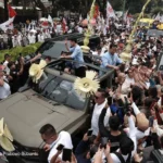 Prabowo-Gibran Naik Maung dan Ditemani Massa Pendukungnya Daftarkan Pencalonannya ke KPU