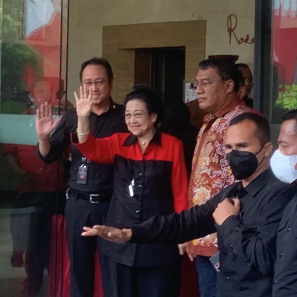 Megawati Kenakan Pakaian Motif Merah Hitam di Kantor DPP PDI Perjuangan Jelang Pengumuman Cawapres