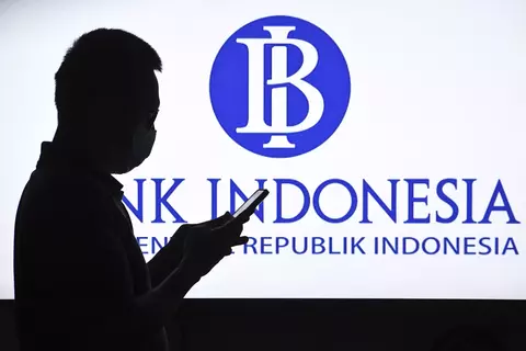 Seorang pria berjalan di dekat papan nama Bank Indonesia. (Antara Foto)