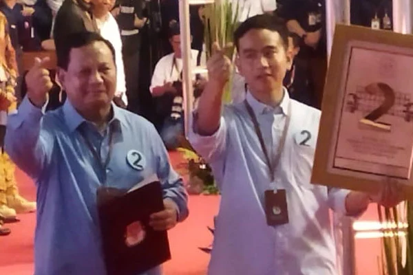 Prabowo-Gibran Saat Pengundian Nomor Surat Suara