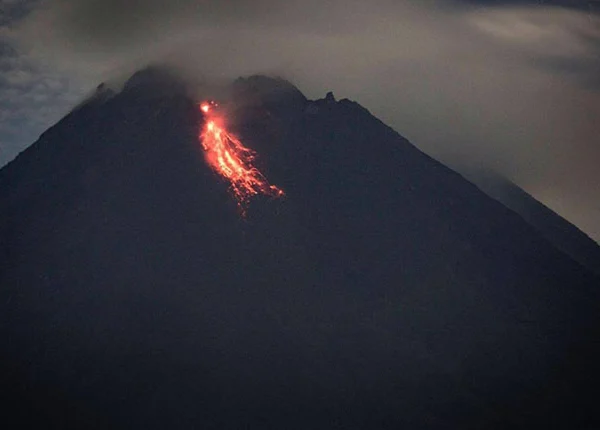 Gunung Merapi Muntahkan 16 Air Terjun Lava