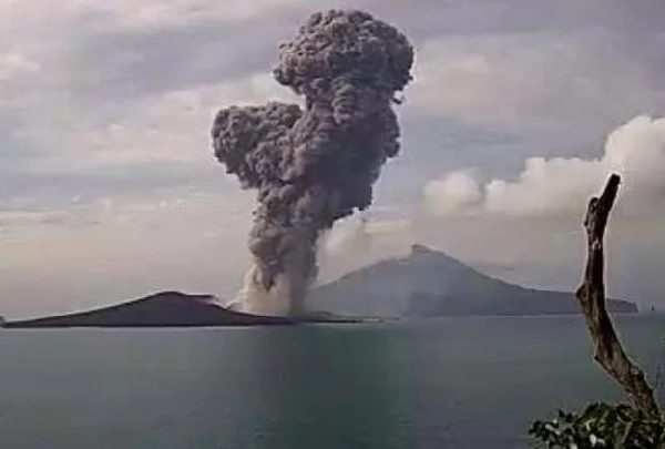 Gunung Anak Krakatau Meletus, Mengeluarkan 1.000 km Abu Vulkanik