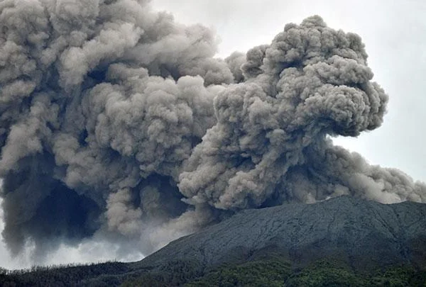 Gunung Marapi Meletus 46 Kali dalam 2 Hari; Tim SAR Tunda Evakuasi