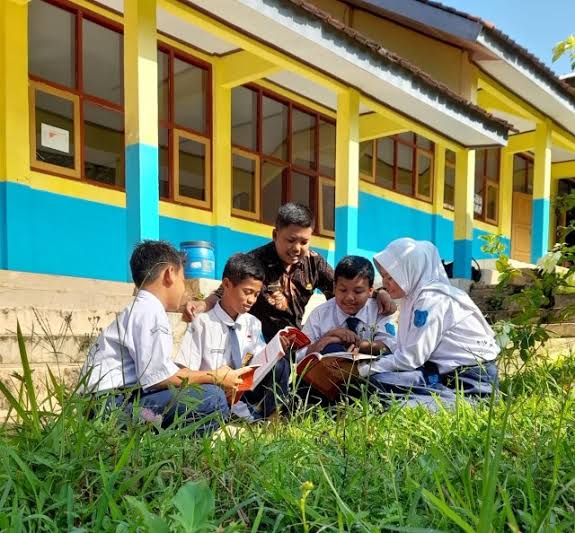 Hubungan Senyum dengan Pembelajaran yang Menyenangkan