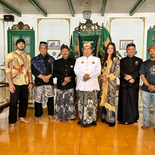 Founder dan Guru Besar Silat Sunda Institute Roedy Wiranatakusumah, Guru Besar Silat Sunda Institute Gito Oepoyo, Louis Tanoto, Sanja Leony, Zack Garcia, Luke Rodrigues, Sultan Keraton Kacirebonan ke X Pangeran Sultan Abdul Gani Natadiningrat, Selasa (5/12).