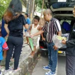 Blusukan Permukiman Pinggiran Kuburan, Heru Subagia Bagi-bagi Mainan Anak-anak untuk Gaet Kaum Marjinal