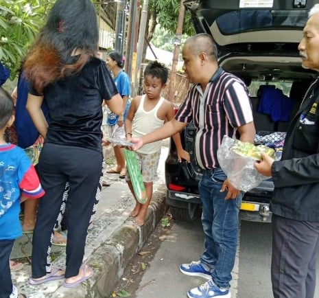 Blusukan Permukiman Pinggiran Kuburan, Heru Subagia Bagi-bagi Mainan Anak-anak untuk Gaet Kaum Marjinal