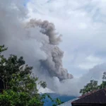 Letusan Gunung Marapi Sebabkan Hujan Abu Namun Warga Tetap Bertahan