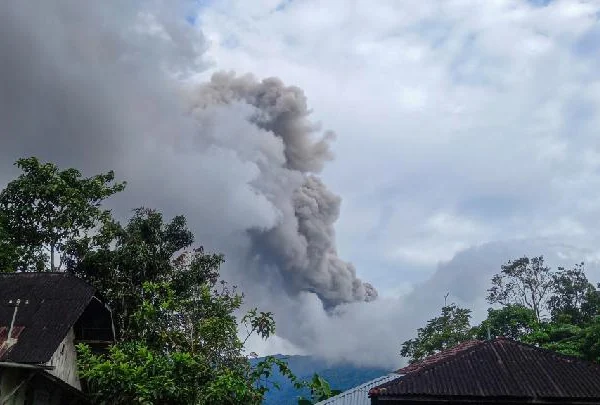 Letusan Gunung Marapi Sebabkan Hujan Abu Namun Warga Tetap Bertahan