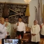 Kunjungi Kraton Kasepuhan, Anies Baswedan Pegang Keris Sanghyang Naga Peninggalan Sunan Gunung Jati