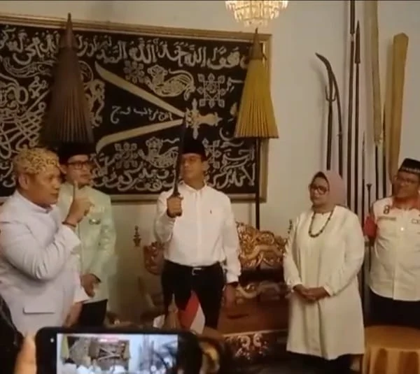 Kunjungi Kraton Kasepuhan, Anies Baswedan Pegang Keris Sanghyang Naga Peninggalan Sunan Gunung Jati