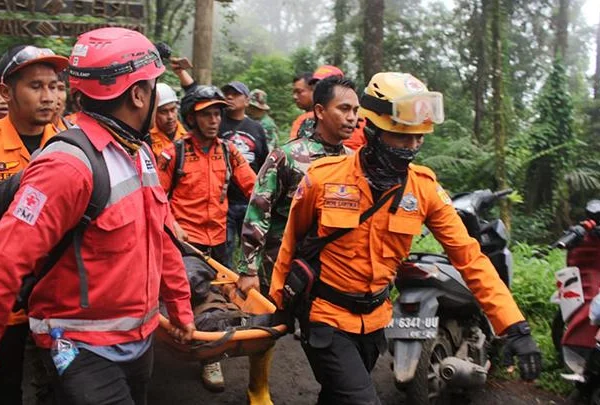 Tim penyelamat masih mencari 10 pendaki yang terjebak di Marapi