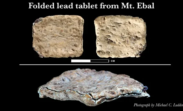Para arkeolog memperkirakan "lempengan kutukan", yang terbuat dari lembaran timah yang dilipat dan ditulisi karakter proto-abjad, mungkin berusia setidaknya 3.200 tahun. Para arkeolog memperkirakan "lempengan kutukan", yang terbuat dari lembaran timah yang dilipat dan ditulisi karakter proto-abjad, mungkin berusia setidaknya 3.200 tahun. (Kredit gambar: ABR/Michael C. Luddeni)