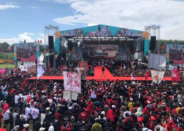 Kampanye di Stadion Bima Kota Cirebon, Ganjar Pranowo Tawarkan Program Penyediaan Layanan Internet Gratis