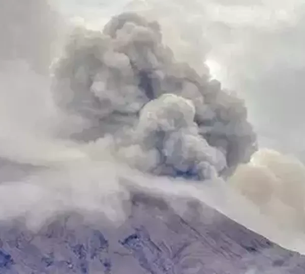 Gunung Lewotobi Erupsi Bandara Frans Seda Maumere Ditutup