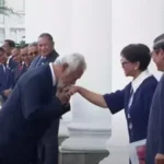 PM Republik Demokratik Timor Leste Xanana Gusmao Cium Tangan Menlu Retno Marsudi