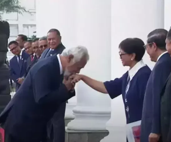 PM Republik Demokratik Timor Leste Xanana Gusmao Cium Tangan Menlu Retno Marsudi