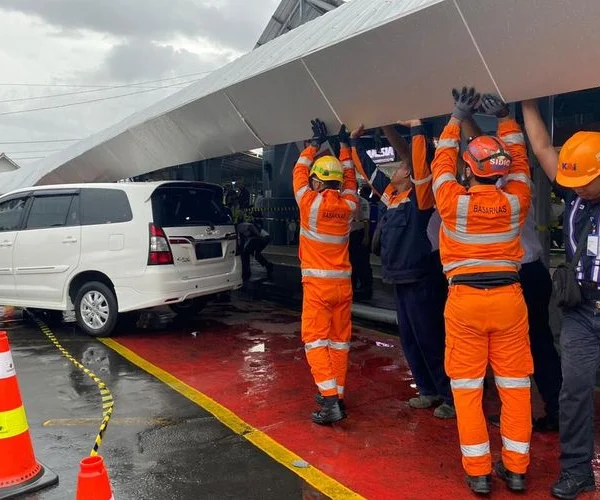 Hujan Disertai Angin Kencang, Kanopi di Stasiun Tugu Yogya Roboh, 5 Mobil Rusak Ringan