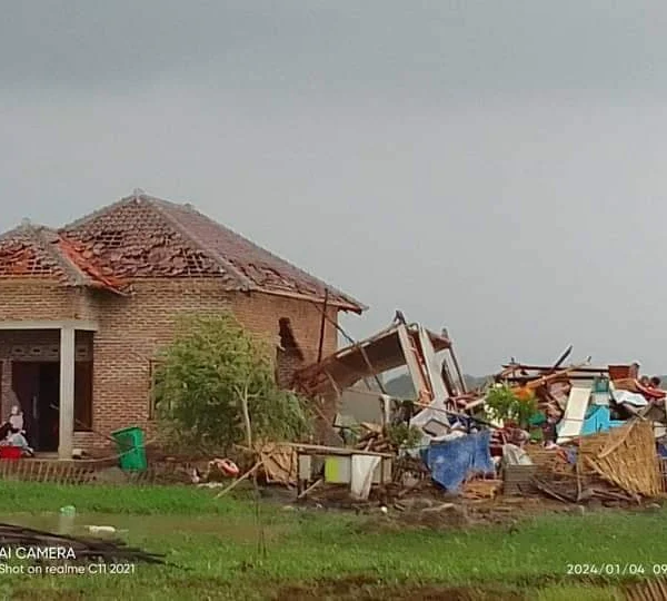 Desa Dadap, Juntinyuat, Indramayu Diterjang Angin Puting Beliung