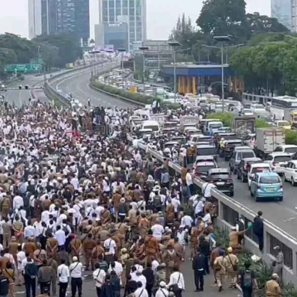 Demo Asosiasi Pemerintah Desa Seluruh Indonesia di Depan Gedung DPR/MPR RI Sempat Blokade Tol Dalam Kota