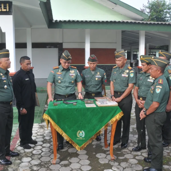 2 Senpi Peninggalan Diamankan, Korem 063/SGJ Berikan Penghargaan Babinsa dan Satpam Sekolah