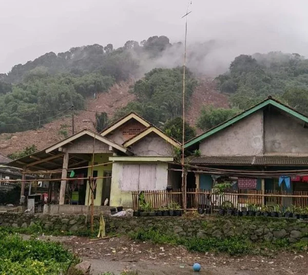 Tebing Gunung Anaga di Purwakarta Longsor