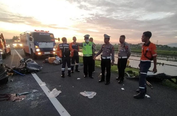 Minibus Tabrak Bagian Belakang Kanan Truk di Tol Kanci-Pejagan KM246, 3 Orang Tewas