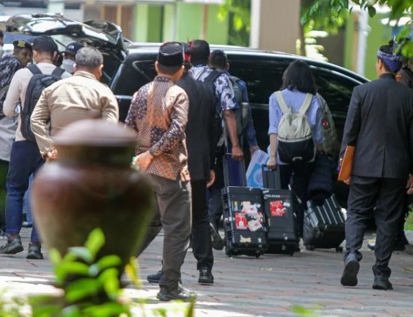 Tepat Hari Jadi Kabupaten Sidoarjo ke-165, Penyidik KPK Geledah Rumdin Gus Muhdlor, Temukan Bukti Tambahan