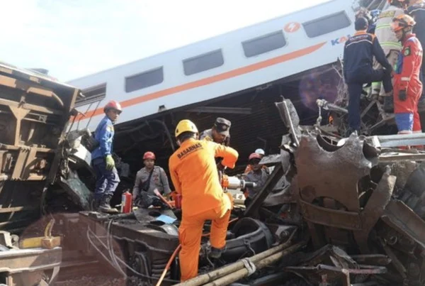 Insiden KA Turangga vs Commuter Line Bandung Raya, Pengakuan Saksi Mata Diduga Ada Masalah di Sinyal Kereta