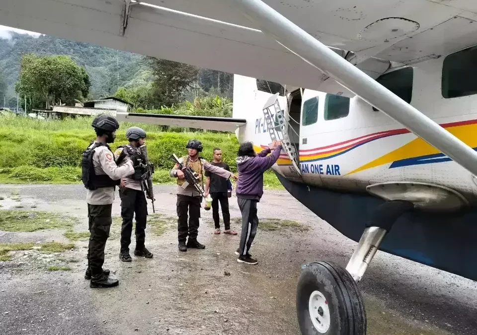 Pesawat Milik Asian One Air Ditembak OTK di Bandara Milawak Boega Papua Tengah