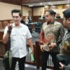 Dituntut Jaksa KPK 11 Tahun 5 Bulan Penjara, Dadan Tri Yudianto Tendang Pintu Pembatas Pengunjung dan Selebgram Berteriak: Awas Kalian