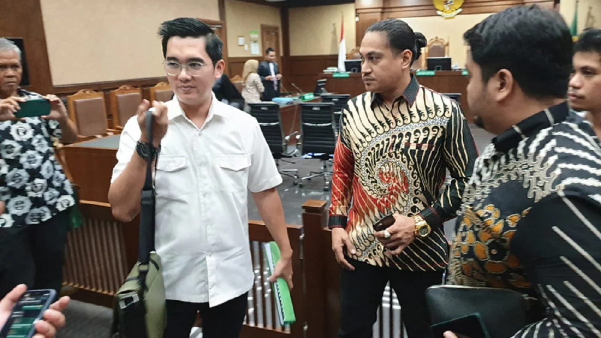 Dituntut Jaksa KPK 11 Tahun 5 Bulan Penjara, Dadan Tri Yudianto Tendang Pintu Pembatas Pengunjung dan Selebgram Berteriak: Awas Kalian