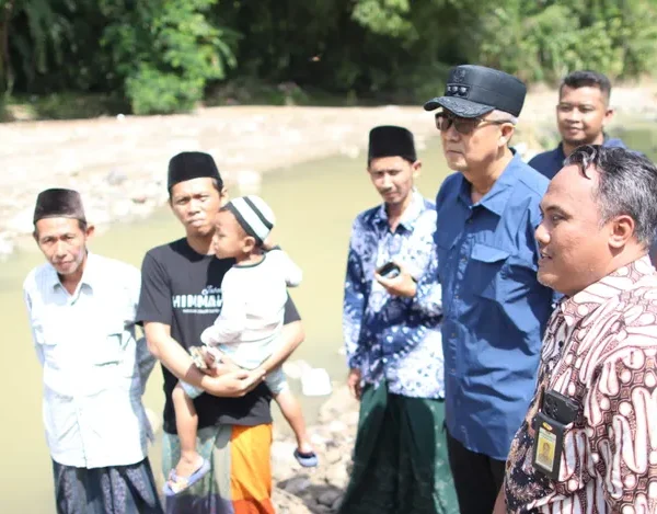 BMKG Ingatkan Jabar Perlu Waspada Potensi Cuaca Ekstrim, Pj Wali Kota Cirebon Tinjau Lokasi Longsor Argasunya Bakal Lakukan Mitigasi Bencana