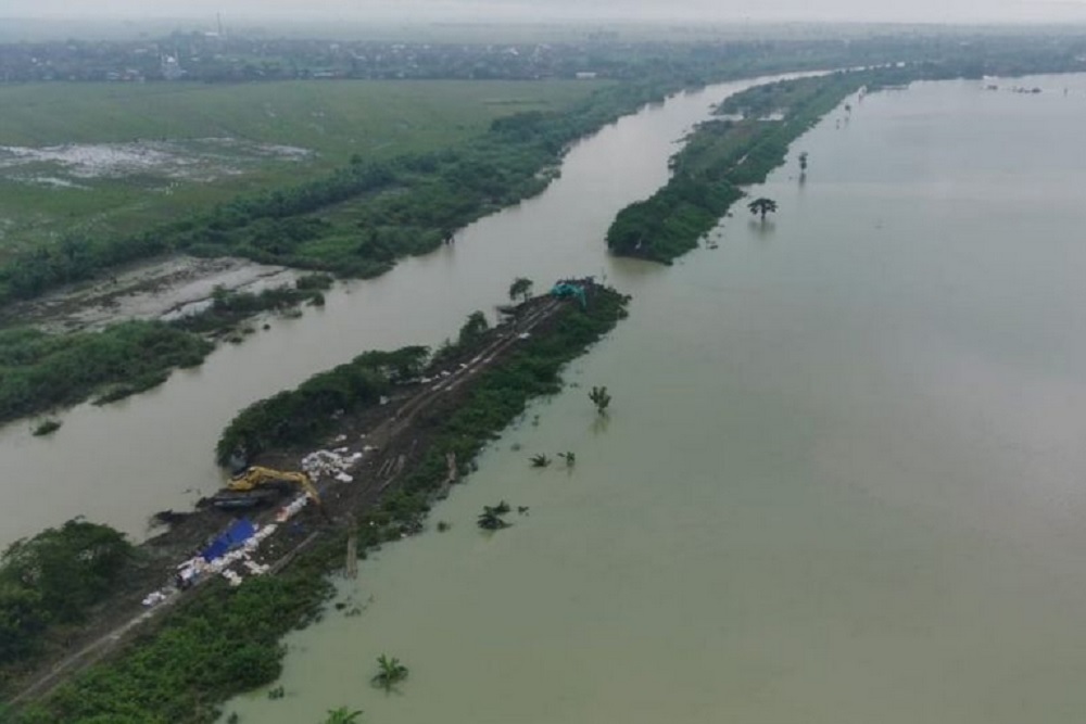 Dipicu Tanggul Sungai Wulan Jebol Rendam 38 Desa, Banjir 5 Hari Belum Surut, Jalan Nasional di Demak Lumpuh Total