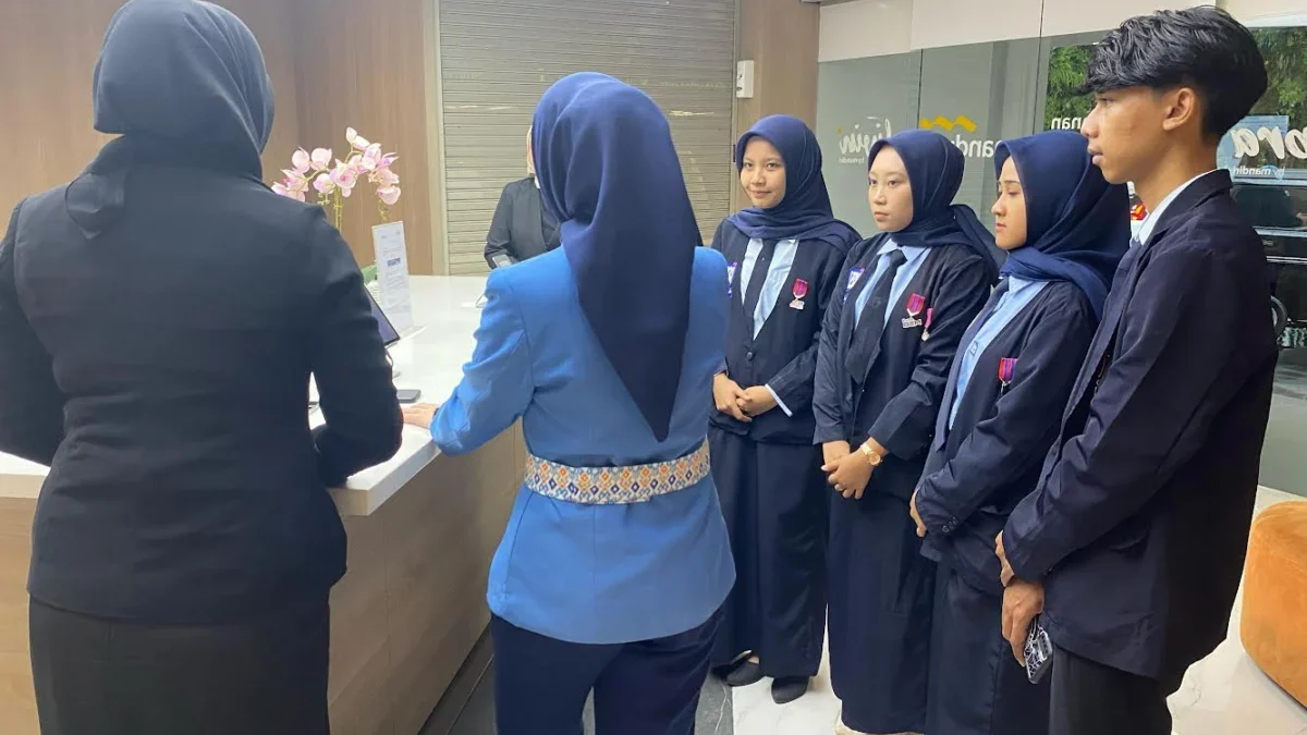 Tumbuhkan Motivasi dan Wawasan Terkait Dunia Kerja, Office Tour 2024 Kampus Politeknik LP3I Tasikmalaya ke Bank Mandiri