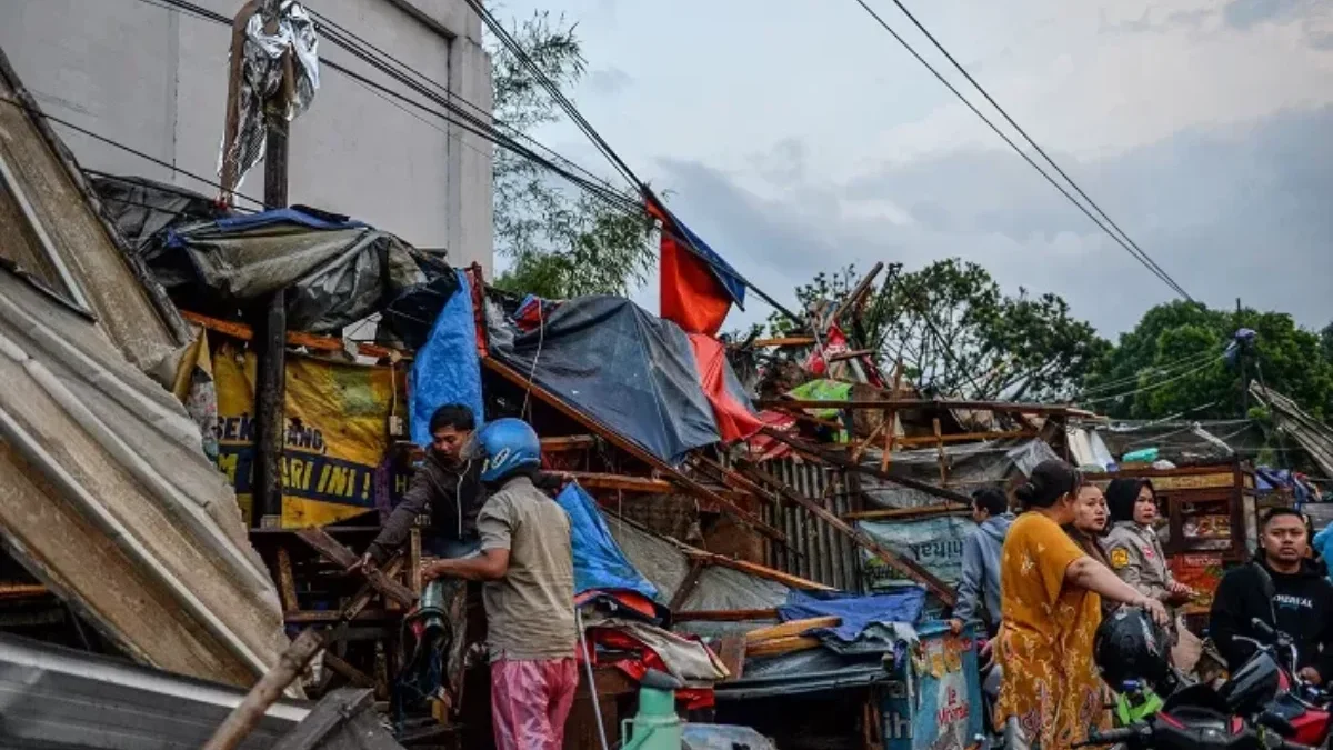 BPBD: 1.308 Jiwa Terdampak, 422 KK, 233 Bangunan Rusak Berat, 208 Sedang, 66 Ringan Akibat Angin Puting Beliung di Bandung