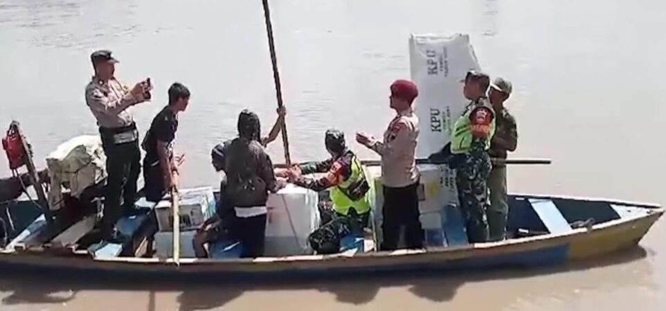 2 Desa Kabupaten Brebes Terisolir Tak Punya Jembatan Penghubung Jalan, Polisi dan TNI Kawal Ketat Distribusi Logistik Pemilu dengan Menyeberangi Sungai