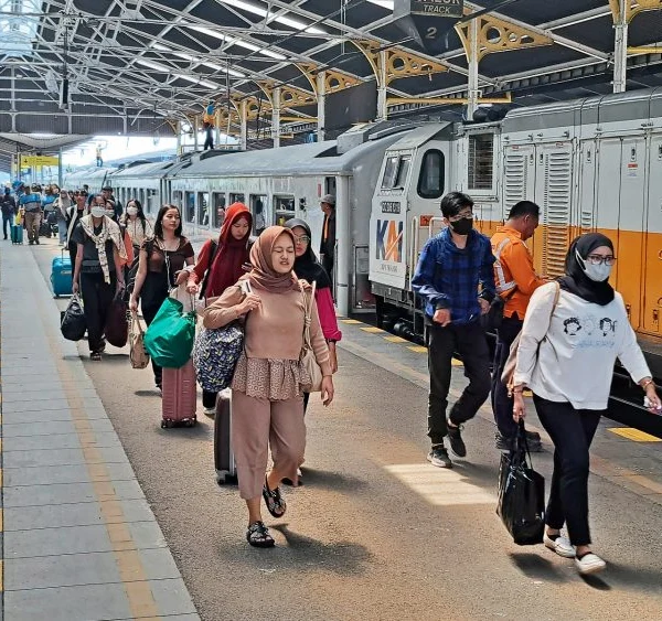 KAI Daop 3 Siapkan 14.210 Tempat Duduk dan 3 Perjalanan Selama Libur Panjang Isra Mikraj-Cuti Bersama Imlek