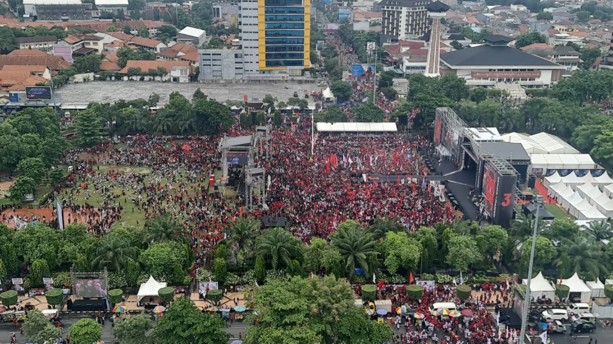 Massa Pendukung Ganjar-Mahfud MD Membludag di Lapangan Pancasila Semarang