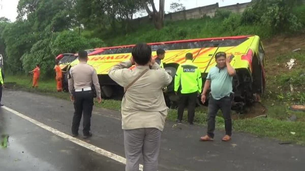 Bus AKAP PO Arimbi Kecelakaan Tunggal di Tol Cipularang KM90, Sopir-Kernet Kabur